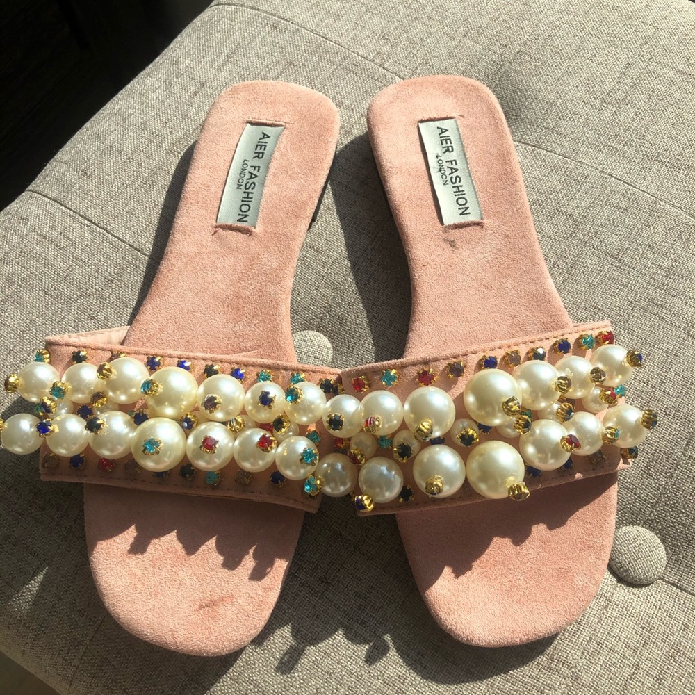 NEVER WORN PINK PEARL SANDALS